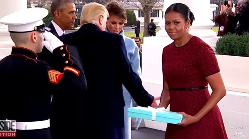 Η Μισέλ Ομπάμα επιτέλους αποκαλύπτει: Τι ήταν στο μπλε κουτί που κρατούσε η Μελάνια; (βίντεο)